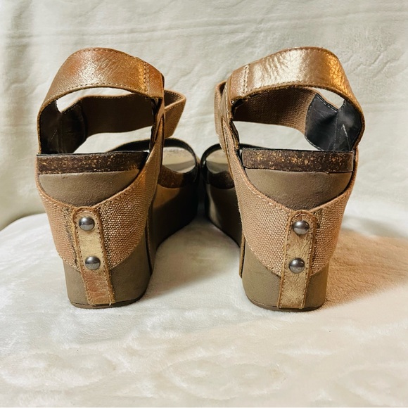 OTBT Bushnell Women’s Sz 5.5M Shoes Gold Pewter Wedge Platform Sandals Comfort - Picture 5 of 7